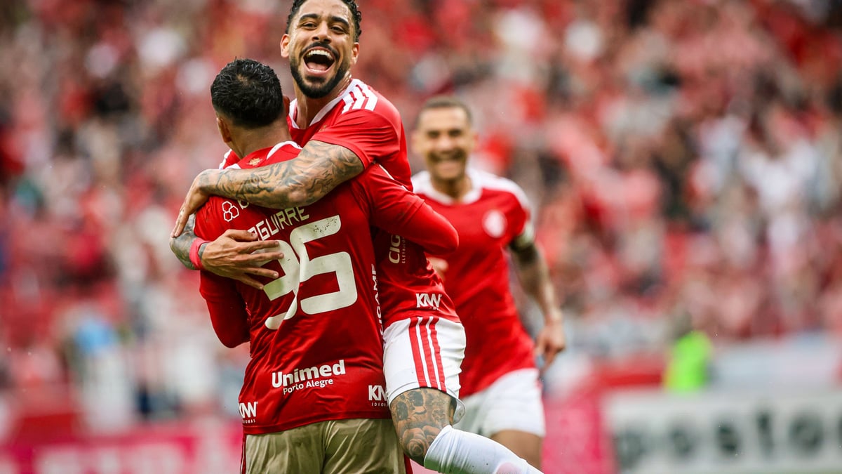 Torcida e jogadores do Internacional comemoram a goleada sobre o Botafogo no Beira-Rio