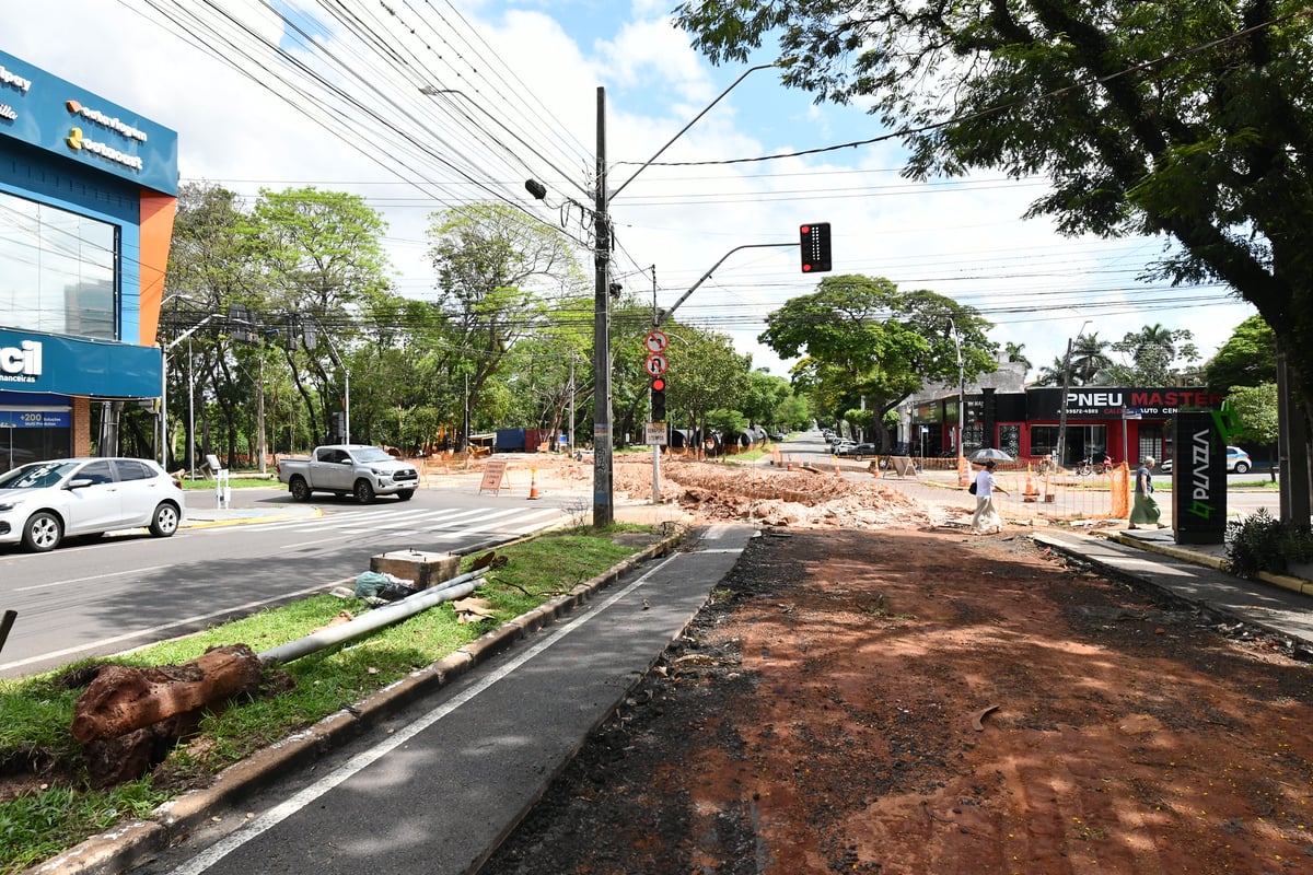 Escavação da obra de drenagem pluvial no cruzamento de avenidas no centro de Umuarama