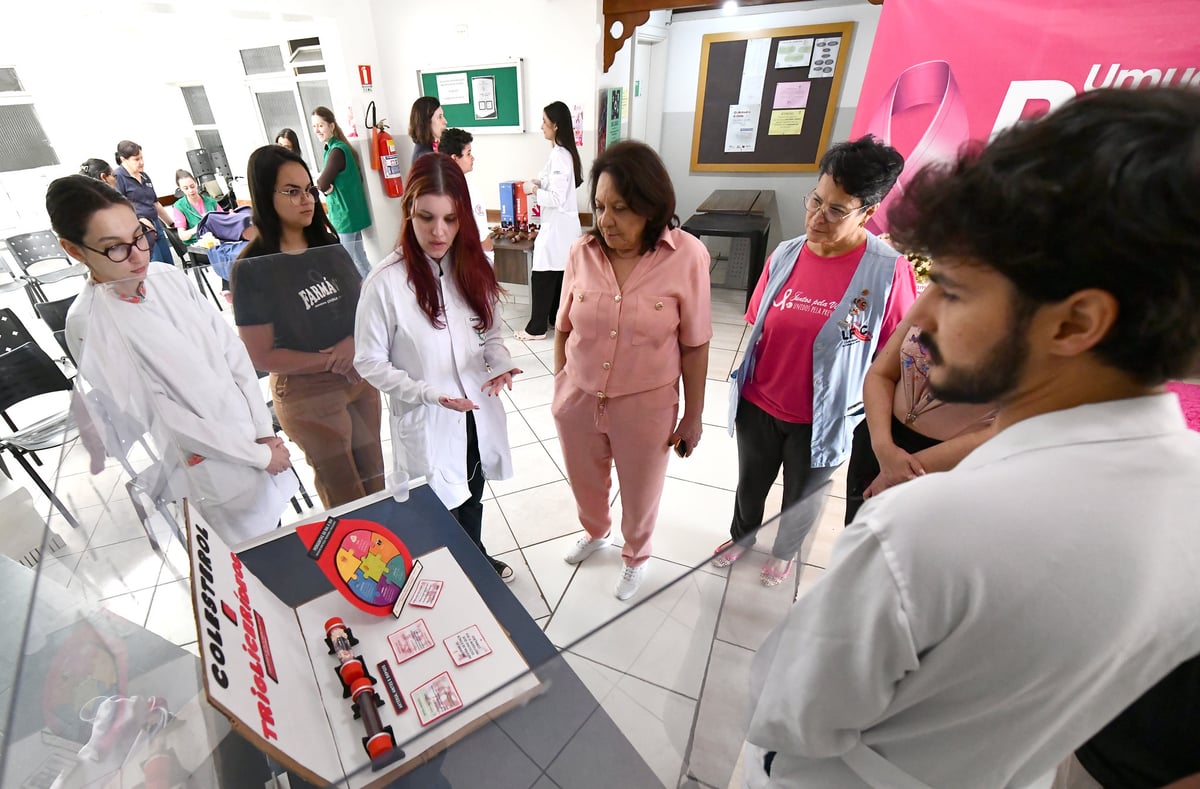 Atendimento a mulheres no Dia D do Outubro Rosa no CEM de Umuarama