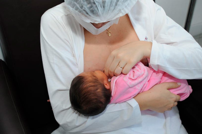 Mãe amamentando bebê