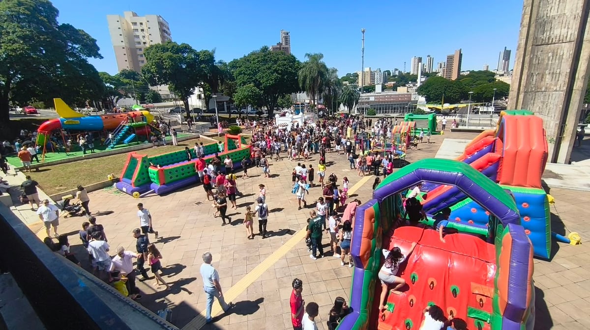 Novo parquinho em formato de avião na Praça Santos Dumont, em Umuarama
