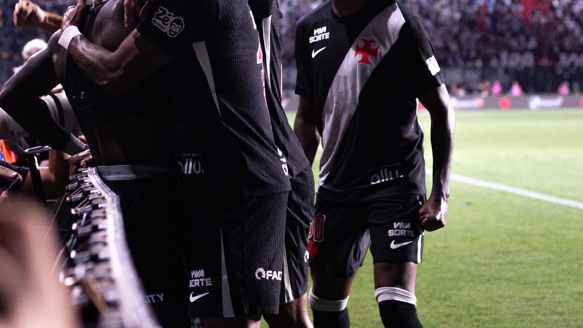 Jogadores do Vasco comemoram gol diante do Corinthians em São Januário, pelo Brasileirão